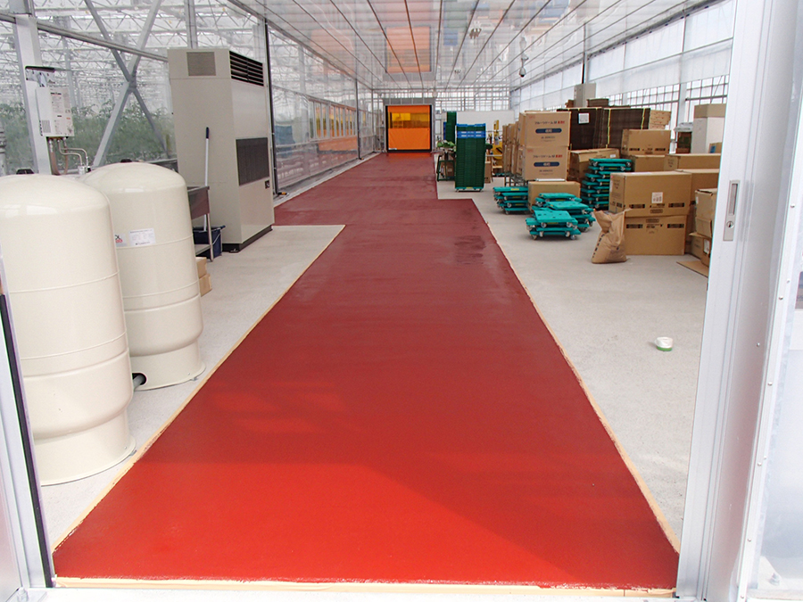 くすんだ赤から真っ赤に塗装された床の様子